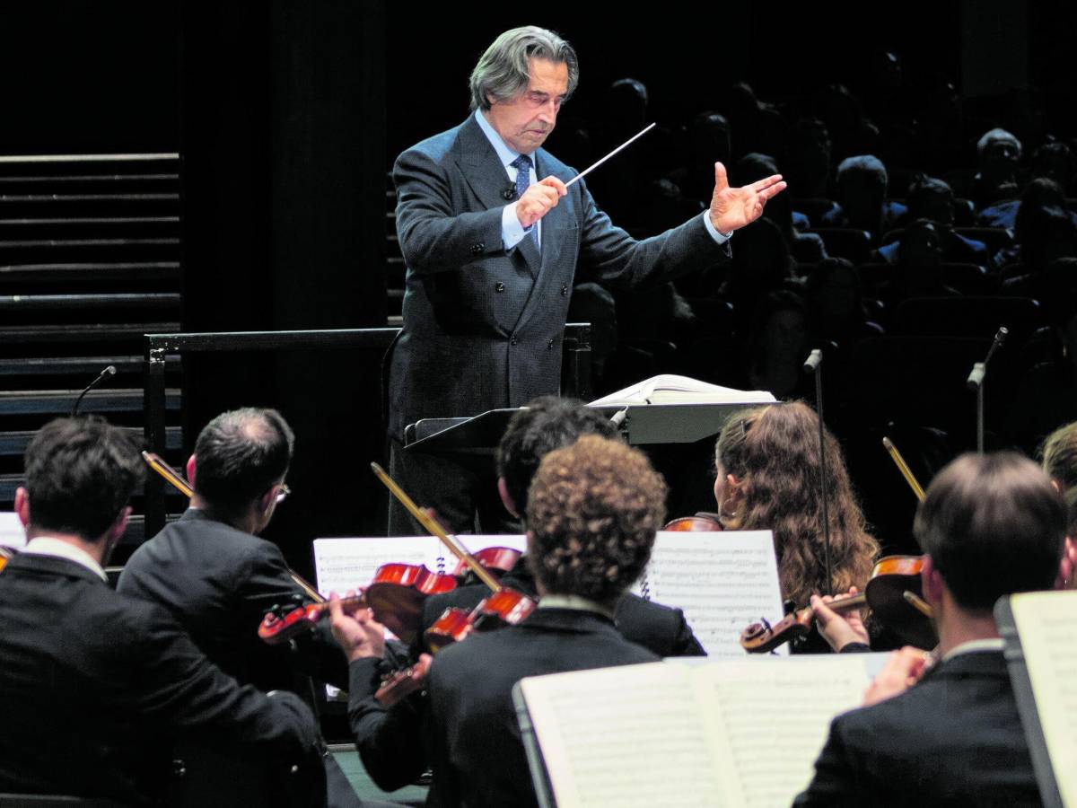 e ora i contestatori della venezi se la prendono anche con muti da Ilgiornale.it e ora i contestatori della venezi se la prendono anche con muti