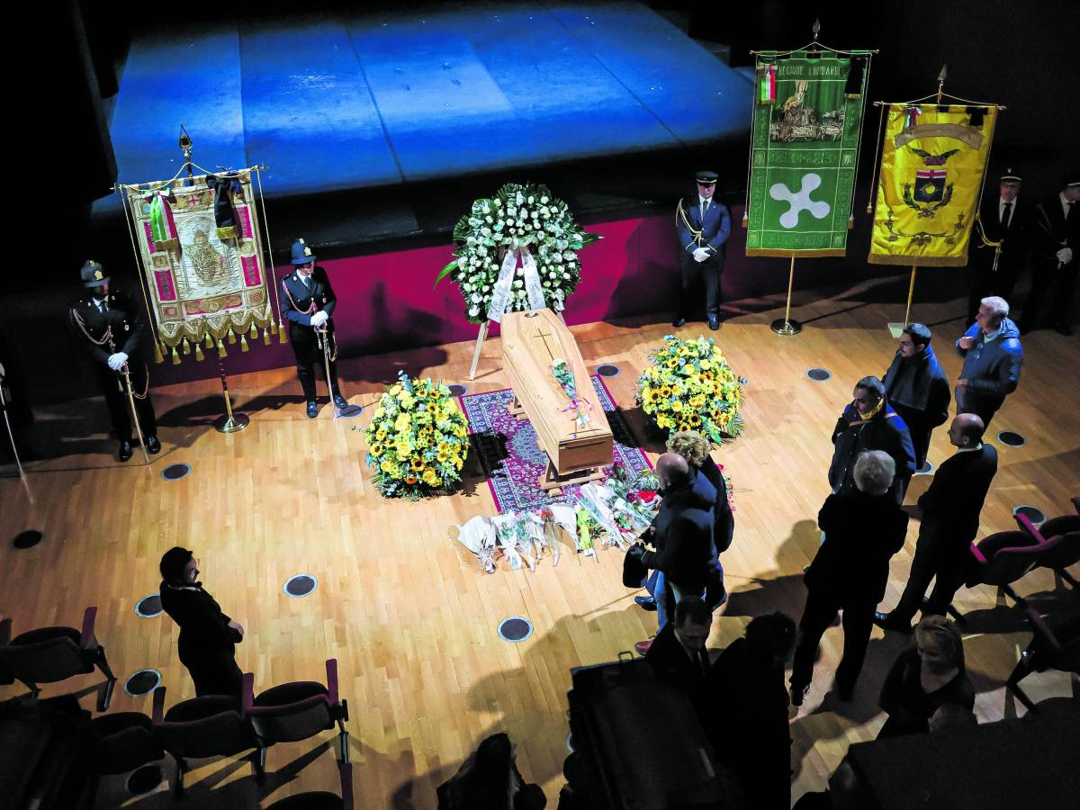 per dire addio a ornella 5mila in fila da Ilgiornale.it per dire addio a ornella 5mila in fila