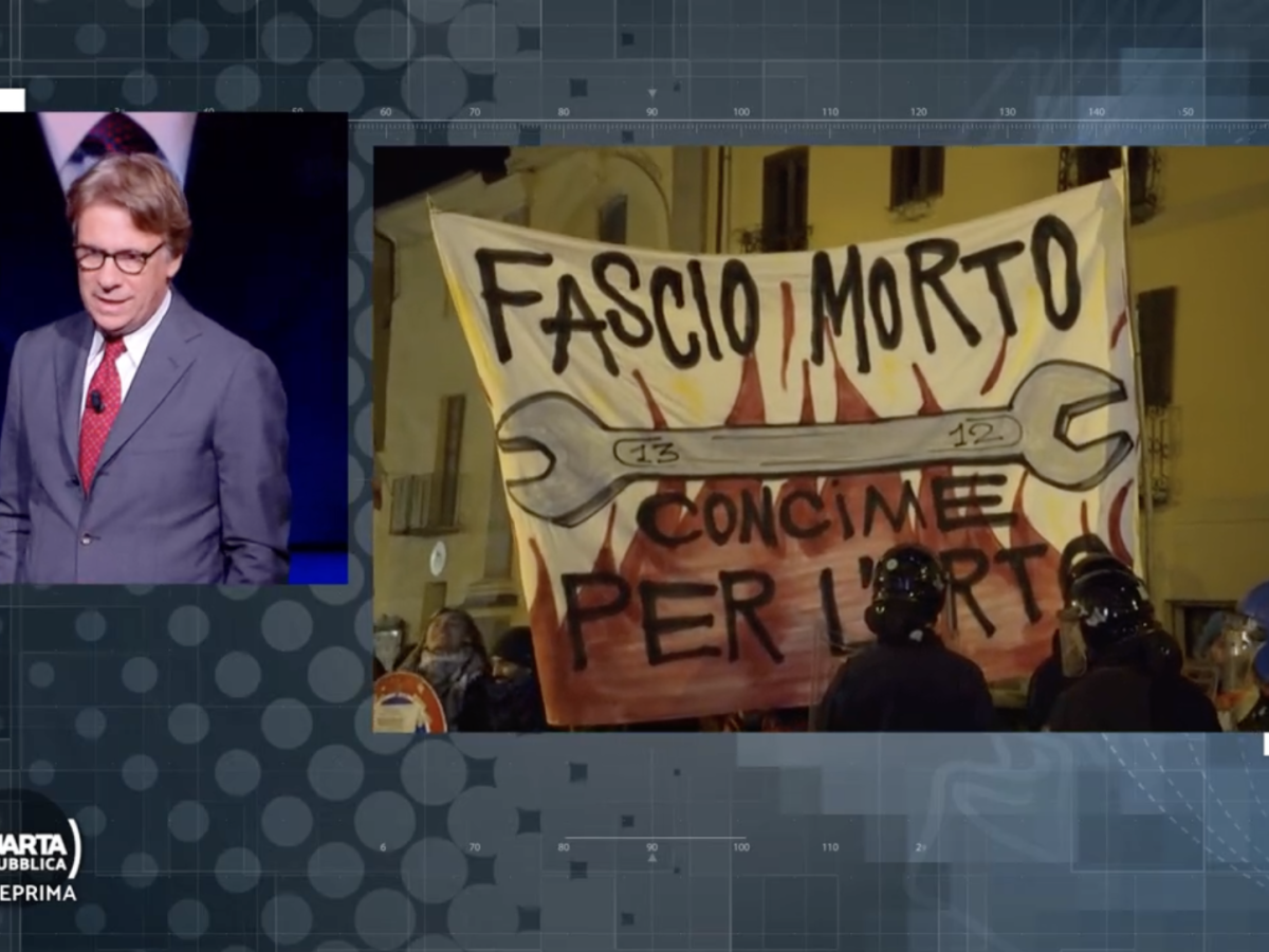 "È uno schifo". Lo striscione choc degli Antifà in corteo contro Ramelli "È uno schifo". Lo striscione choc degli Antifà in corteo contro Ramelli