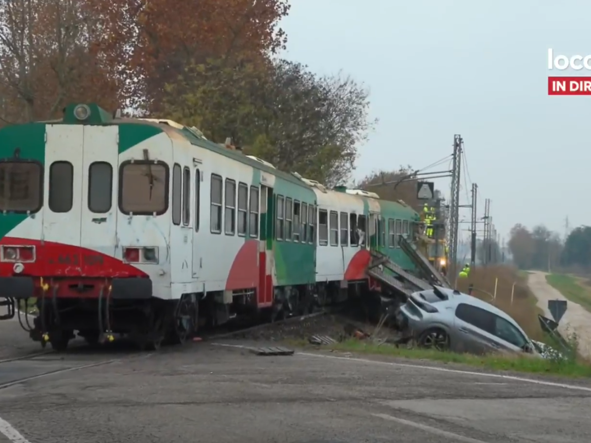 Incidente nel Ferrarese, camion bisarca si scontra con un treno: due feriti