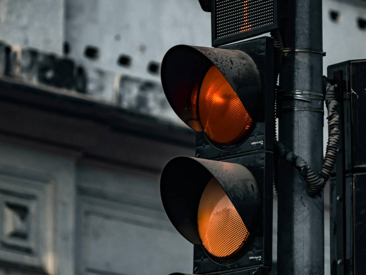 in arrivo i semafori dalla luce bianca come funzionano e cosa cambia per il traffico