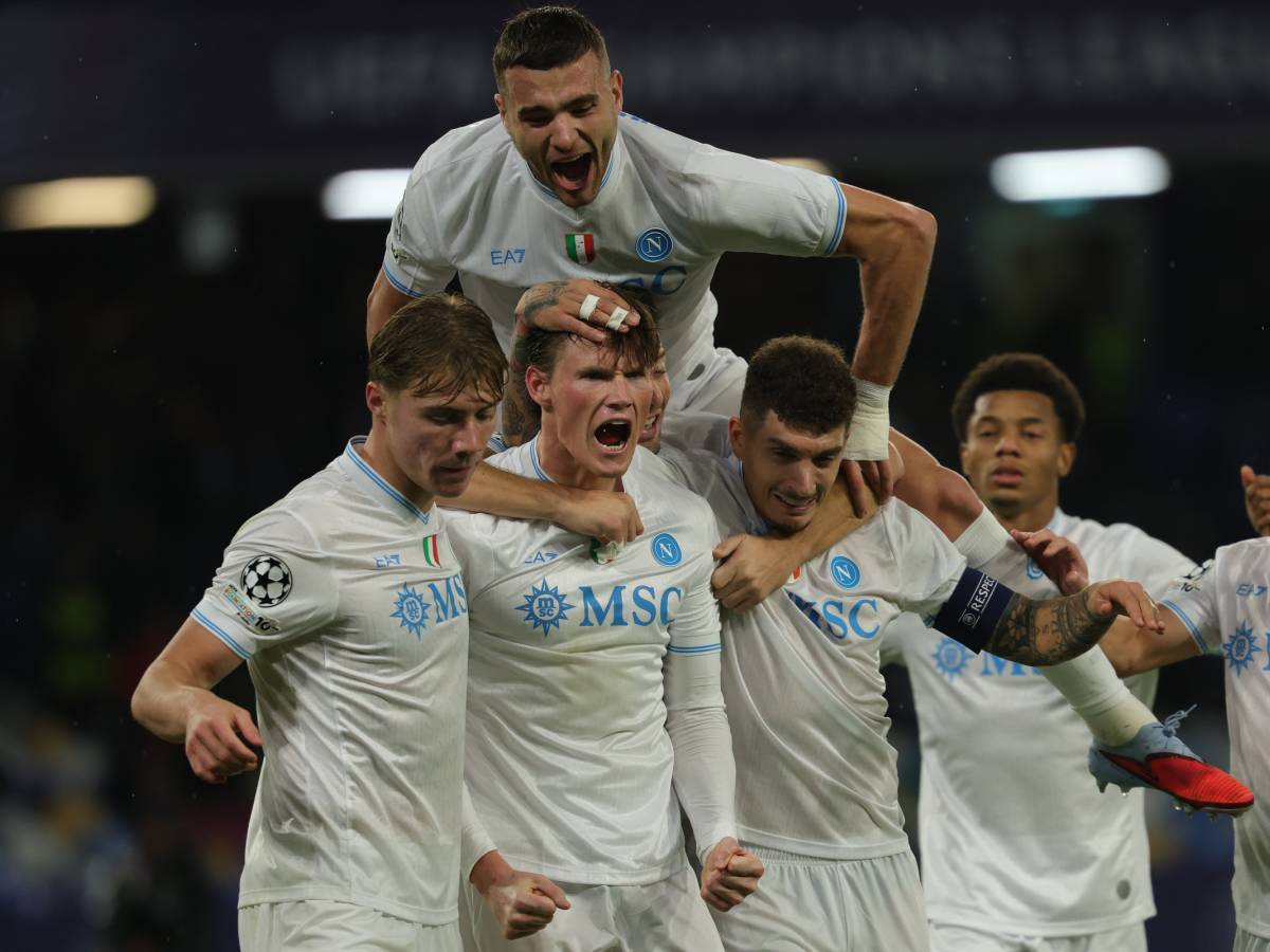 Champions, il Napoli stende il Qarabag al Maradona: McTominay fa volare gli azzurri