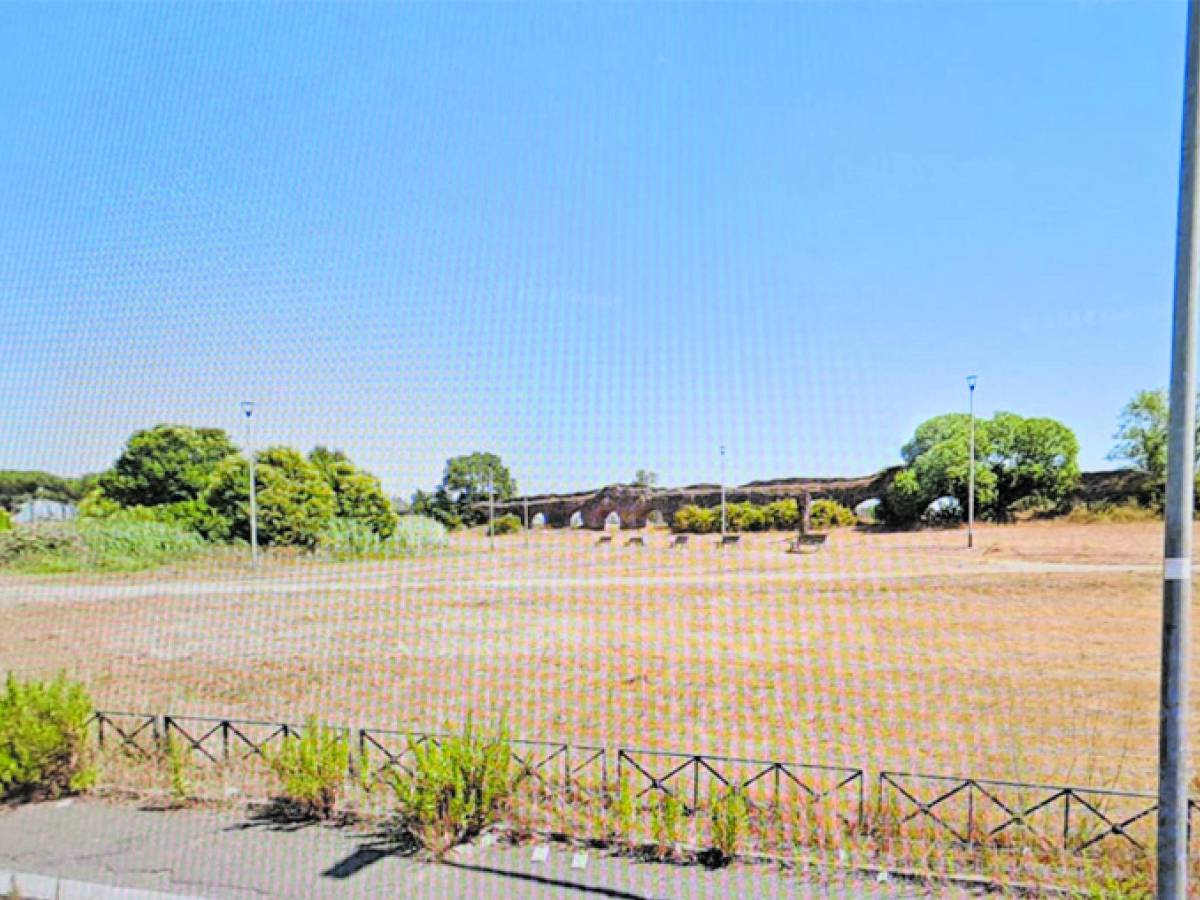 Stuprata dal branco davanti al fidanzato: tre arrestati