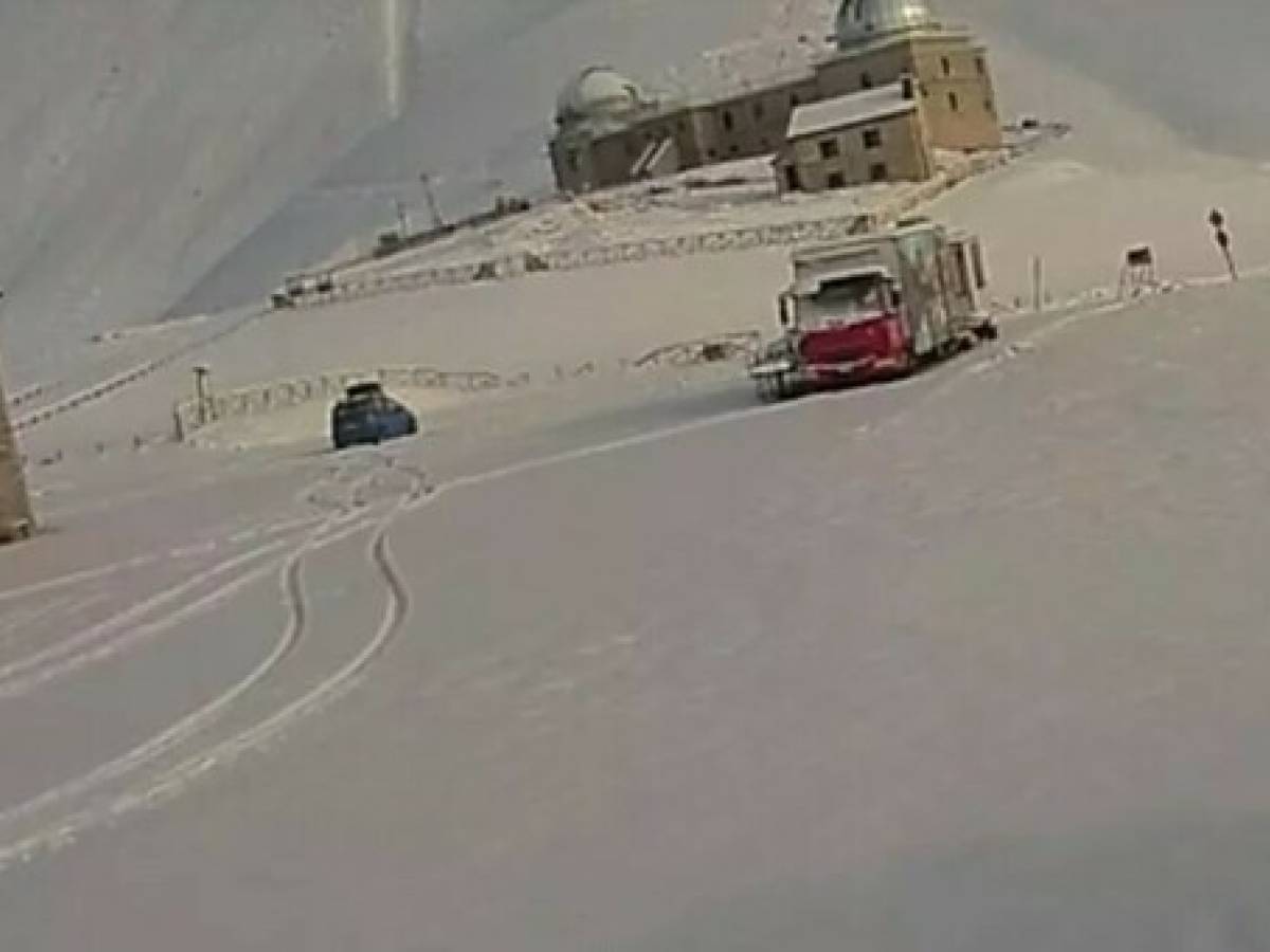 La passeggiata coi cani, i documenti e il camper sotto la neve: mistero sul proprietario scomparso La passeggiata coi cani, i documenti e il camper sotto la neve: mistero sul proprietario scomparso