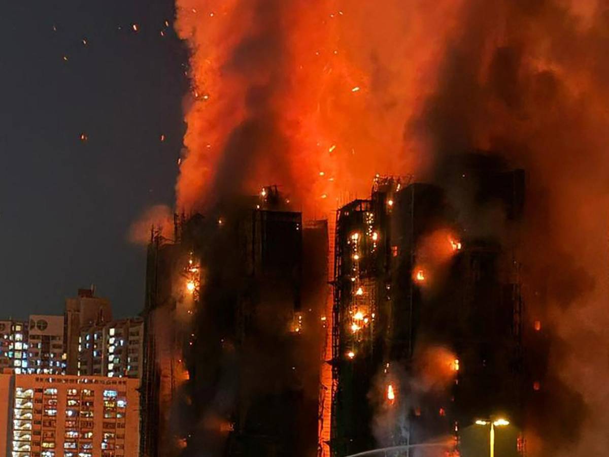 maxi incendio a hong kong oltre una decina di morti cosa sta succedendo