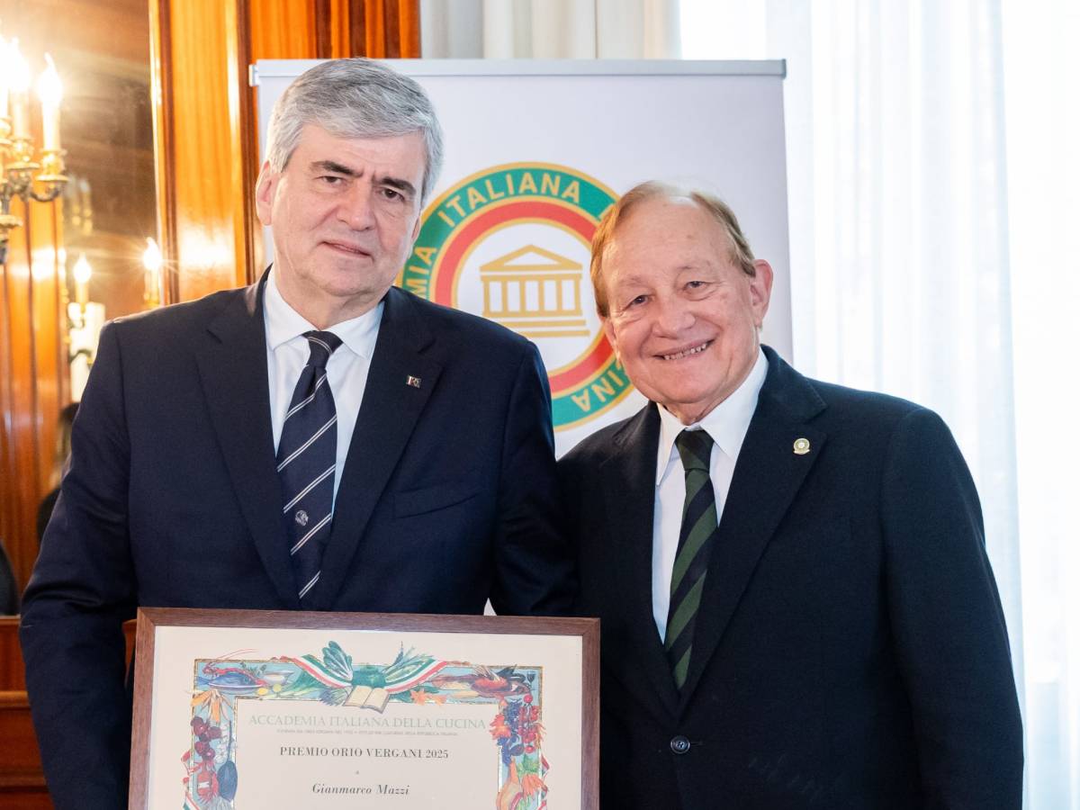 L’Accademia italiana della cucina premia il Sottosegretario Mazzi per la candidatura Unesco L’Accademia italiana della cucina premia il Sottosegretario Mazzi per la candidatura Unesco