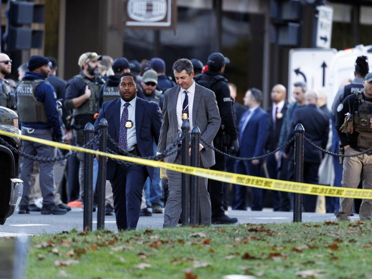 I militari che hanno sparato per primi, la tensione nelle città "militarizzate" da Trump: che cosa potrebbe essere successo I militari che hanno sparato per primi, la tensione nelle città "militarizzate" da Trump: che cosa potrebbe essere successo