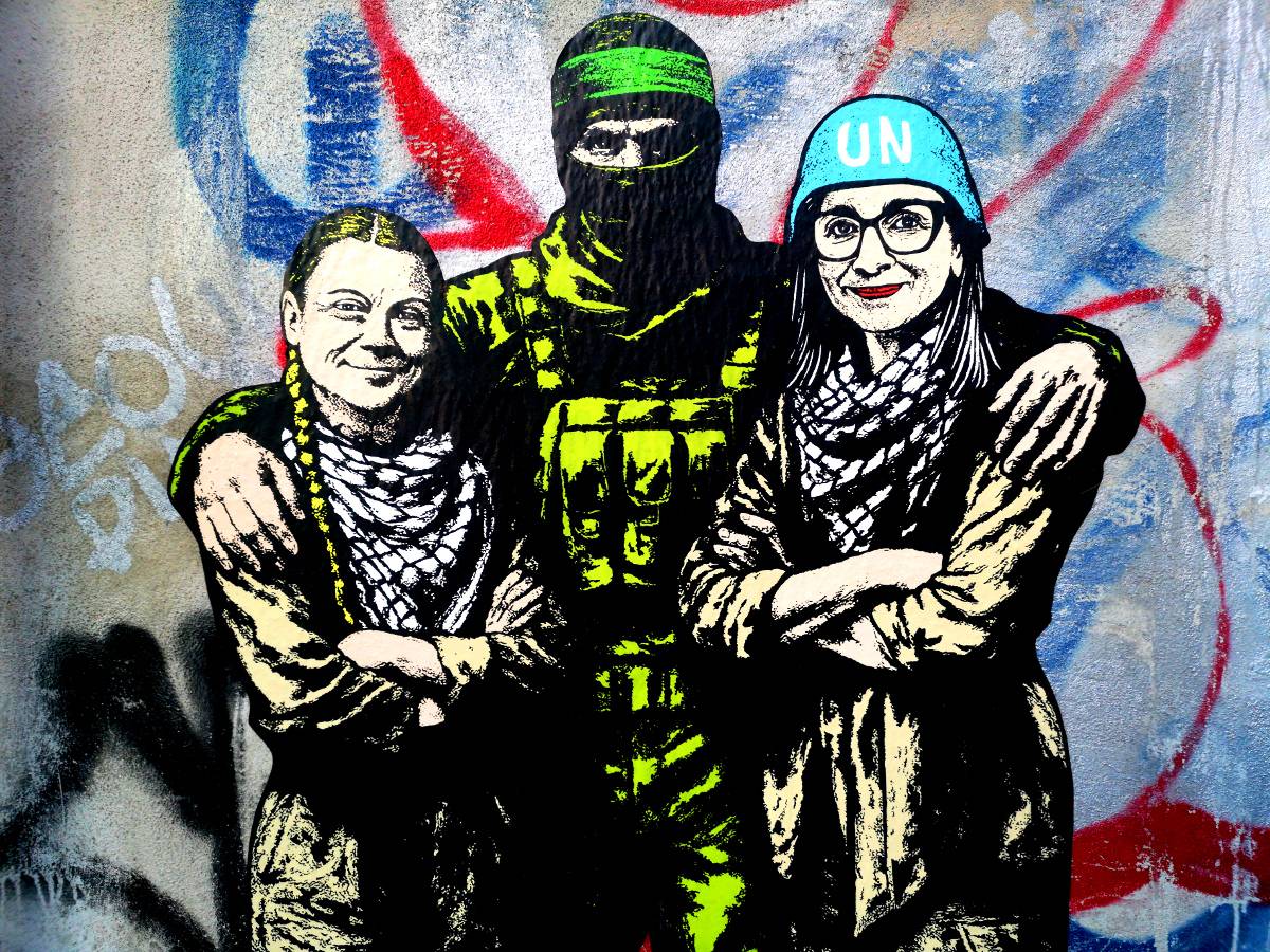 Greta, Albanese e il miliziano di Hamas: la nuova provocazione alla Stazione Termini Greta, Albanese e il miliziano di Hamas: la nuova provocazione alla Stazione Termini