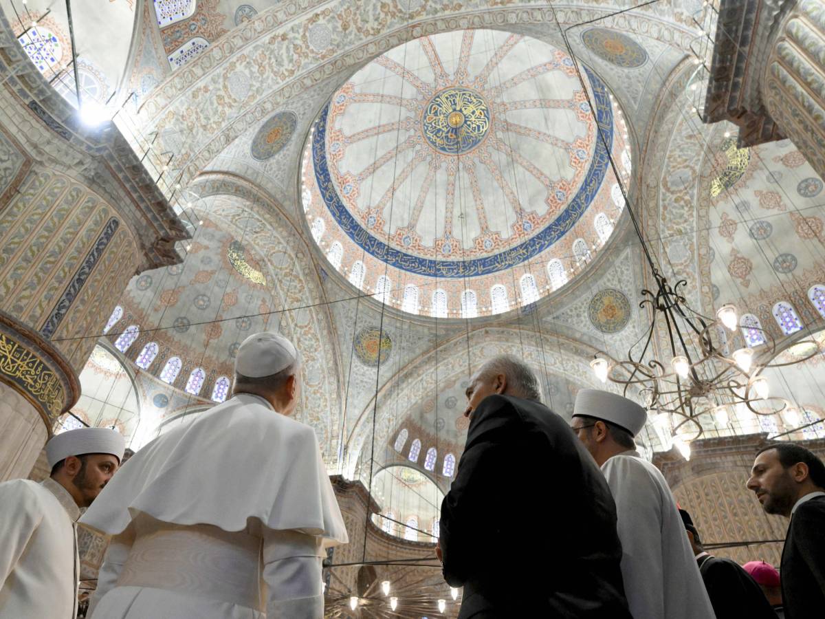 Il Papa scalzo nella Moschea Blu sulle orme di Benedetto XVI e Francesco Il Papa scalzo nella Moschea Blu sulle orme di Benedetto XVI e Francesco