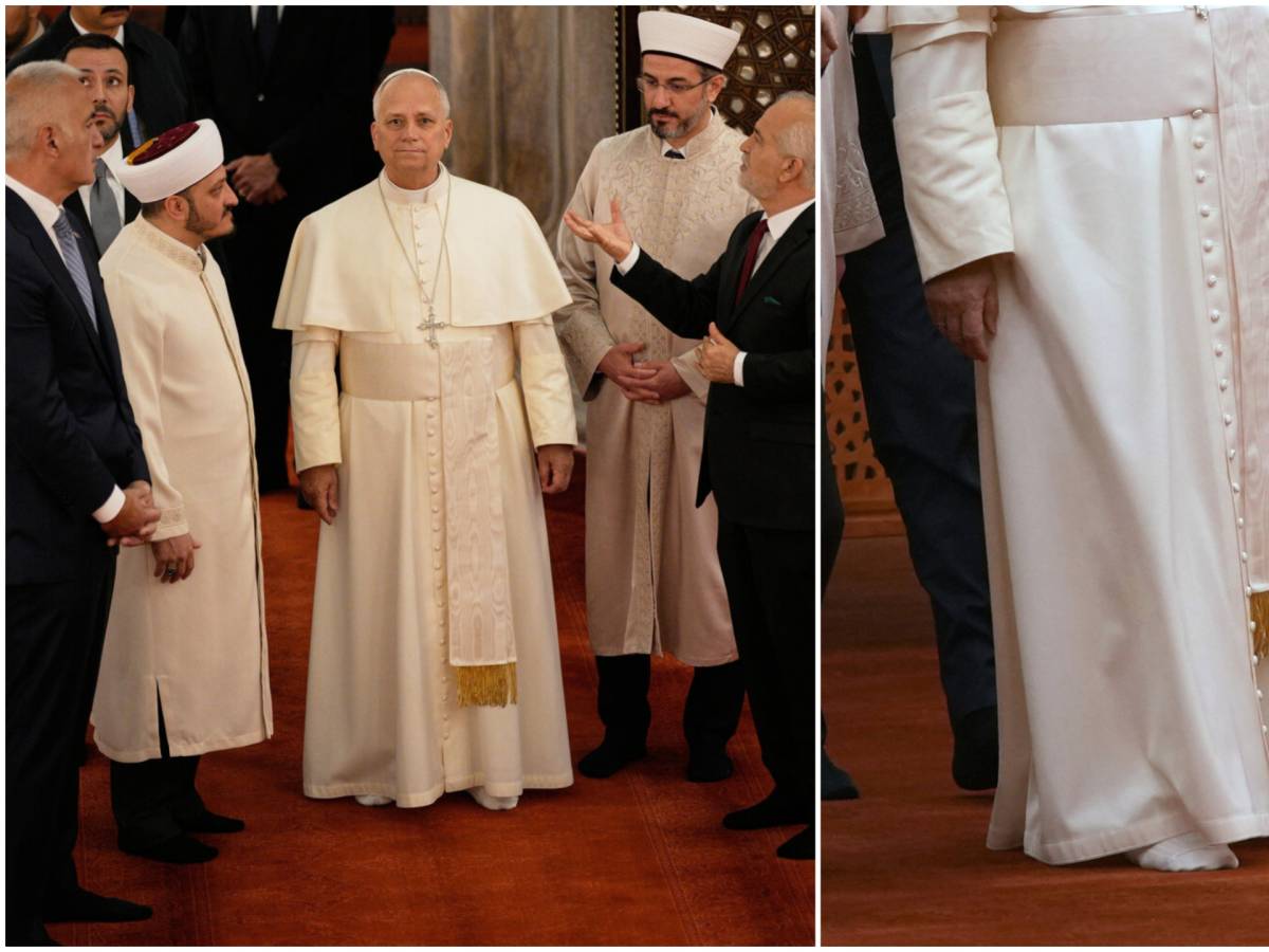 Il Papa (scalzo) nella Moschea Blu di Istanbul. Il muezzin lo invita a pregare, il "no" di Leone Il Papa (scalzo) nella Moschea Blu di Istanbul. Il muezzin lo invita a pregare, il "no" di Leone