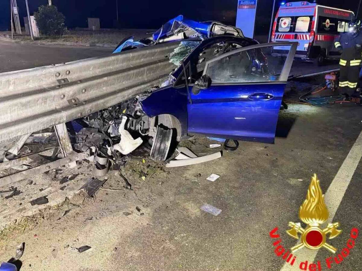 Incidente choc a Lodi: auto finisce infilzata, il guard rail la spezza in due Incidente choc a Lodi: auto finisce infilzata, il guard rail la spezza in due