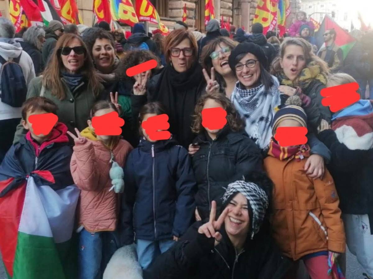 “Novelli pro Pal infanti…”. Chi è la maestra delle foto alla manifestazione di Genova con i bimbi “Novelli pro Pal infanti…”. Chi è la maestra delle foto alla manifestazione di Genova con i bimbi