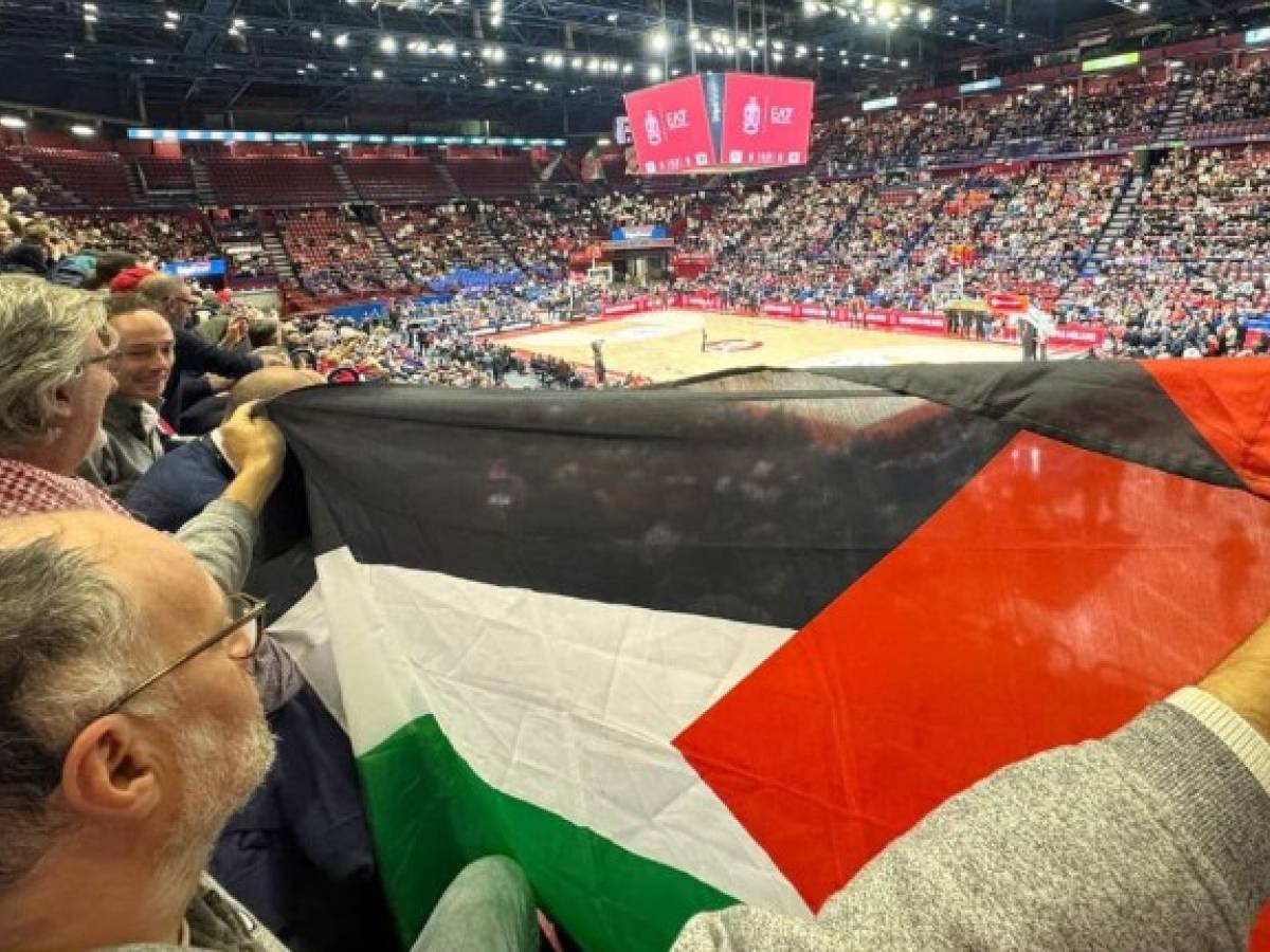 Espone bandiera palestinese al match Olimpia Tel Aviv, multato Luca Paladini Espone bandiera palestinese al match Olimpia Tel Aviv, multato Luca Paladini