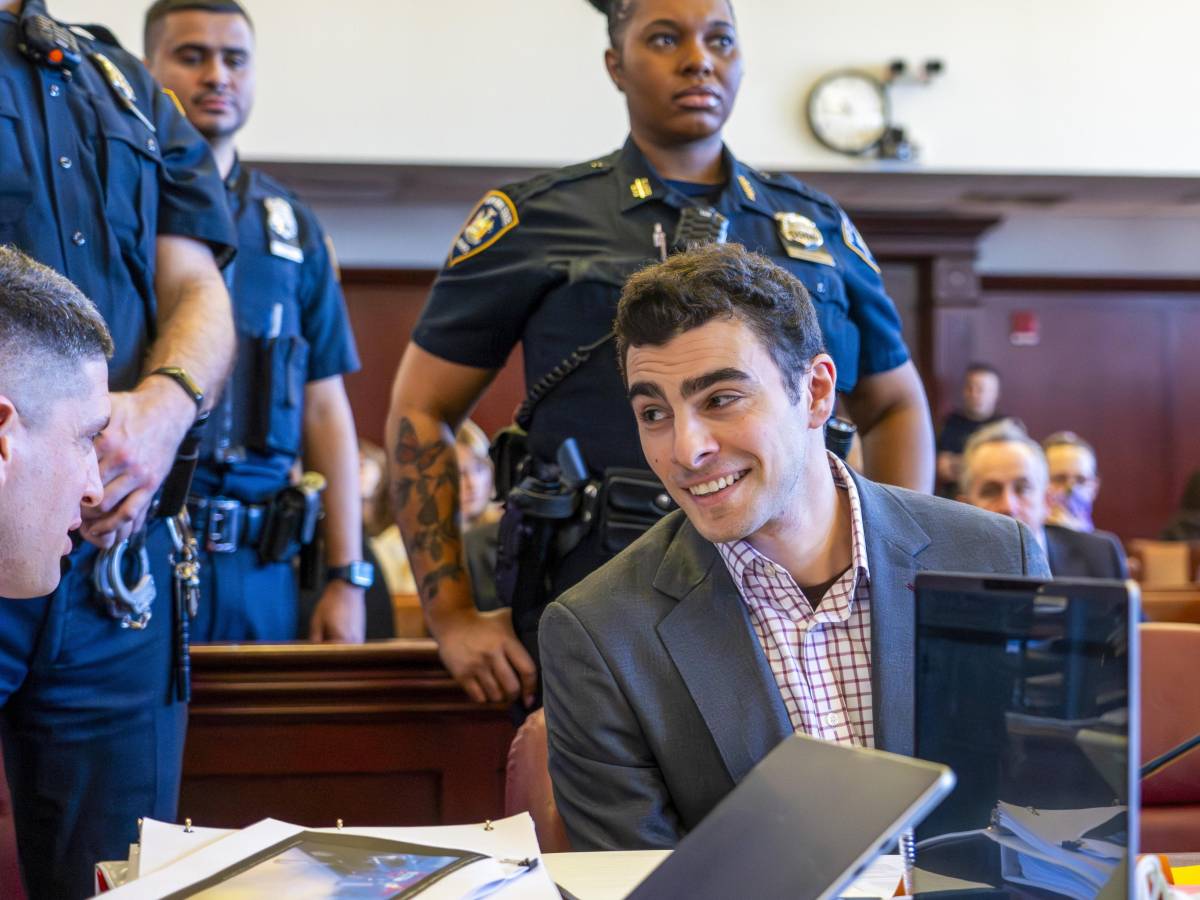 Manhattan, folla e applausi per Luigi Mangione: l’imputato accolto come una star