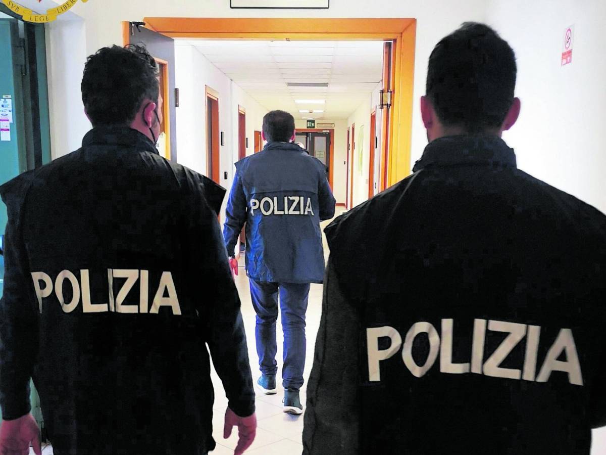 In borsa rossetto e tirapugni. Presa baby gang di ragazzine In borsa rossetto e tirapugni. Presa baby gang di ragazzine