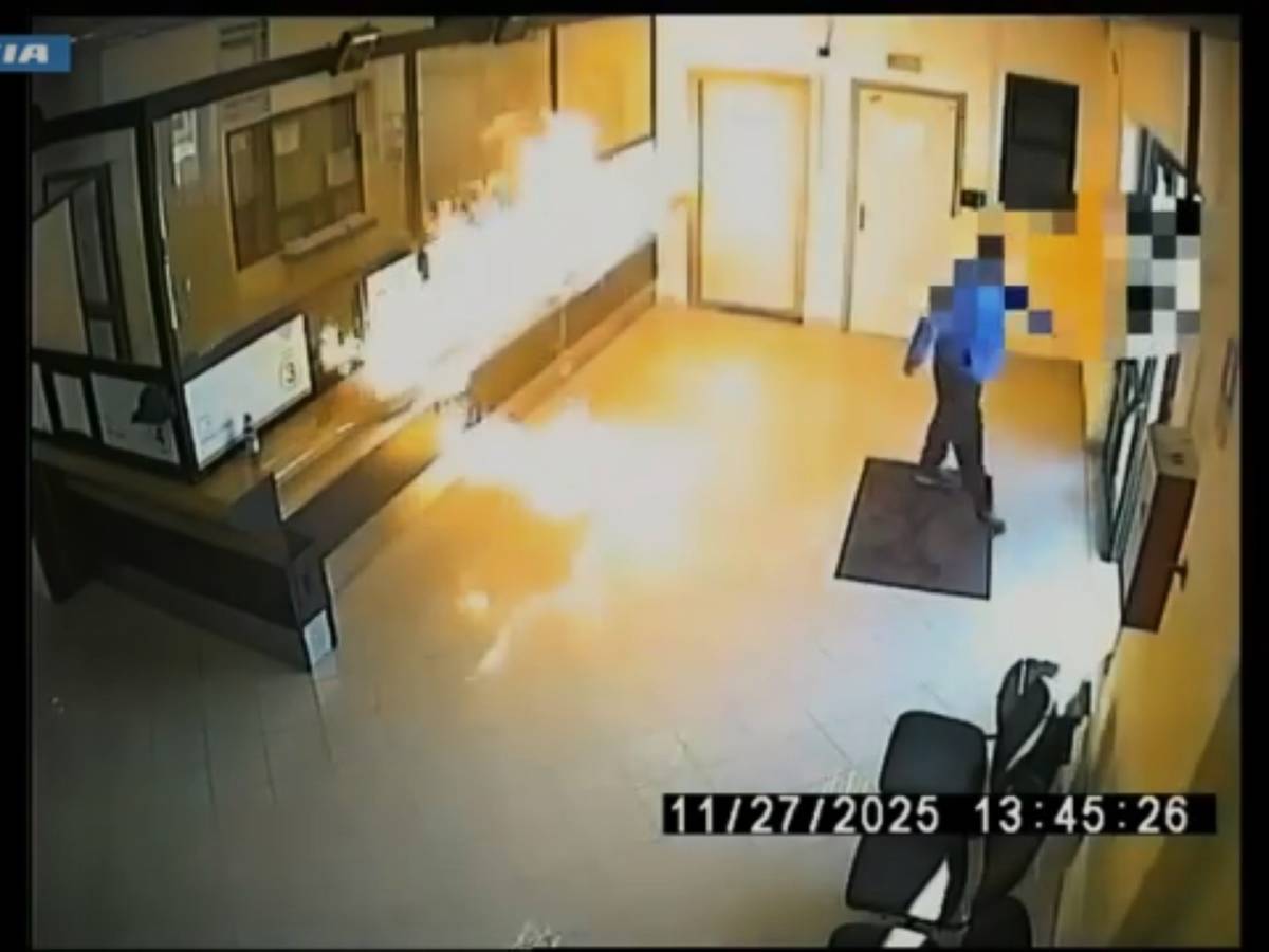 appicca un incendio in comune perch233 irritato da un cantiere piromane incastrato dalle telecamere