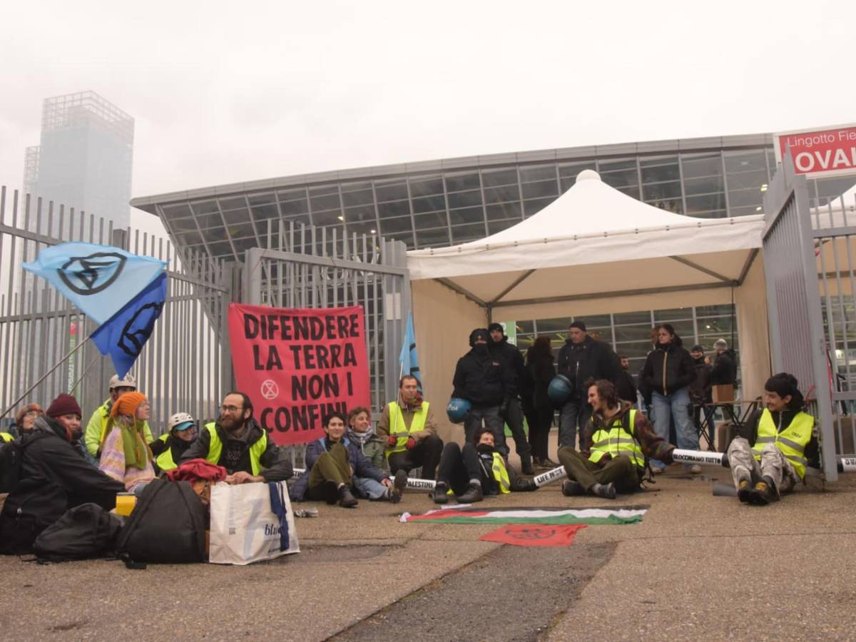 Blitz degli ecovandali a Torino, bloccato il Salone della difesa. FdI: "Distaccati dalla realtà"