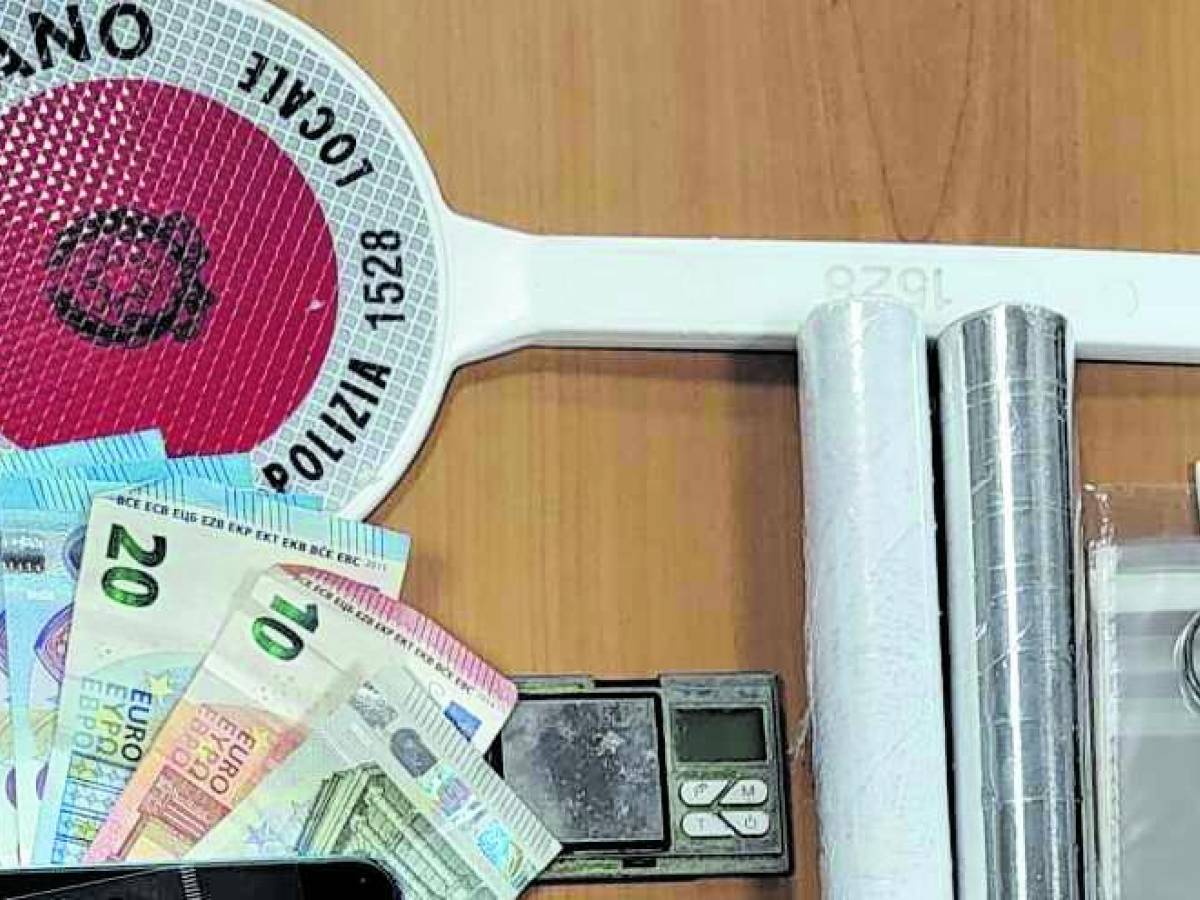 Pusher lancia la batteria di un monopattino contro vigile: in manette