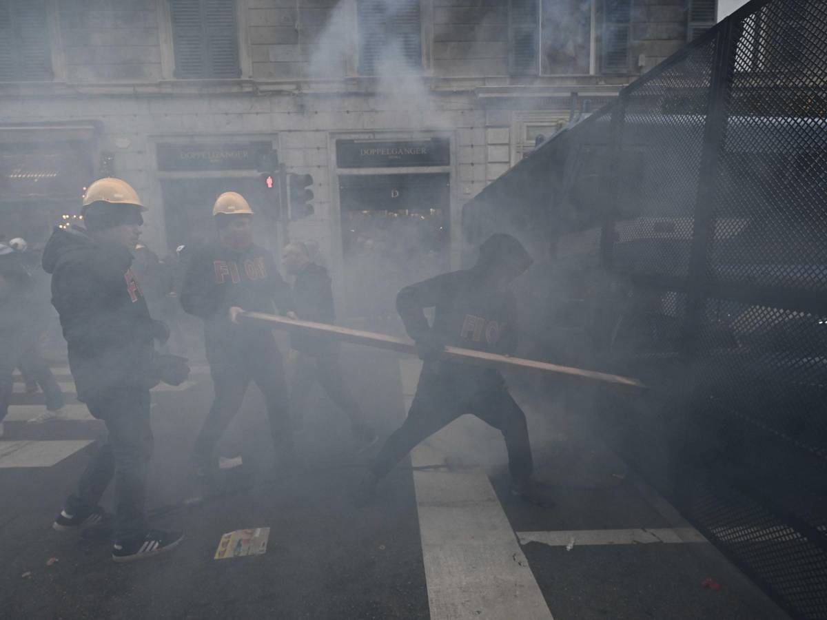 Di Cesare: "Lavoro respinto a manganellate". Ma a Genova non ci sono state cariche Di Cesare: "Lavoro respinto a manganellate". Ma a Genova non ci sono state cariche