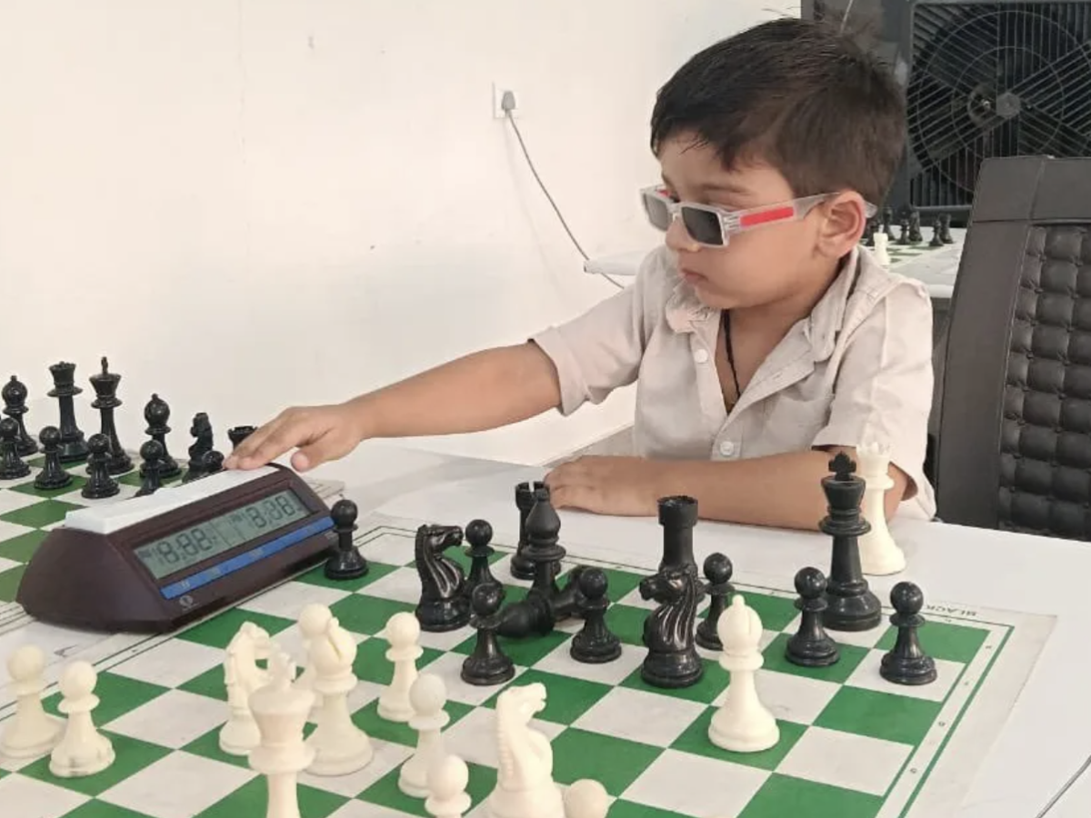 A tre anni entra nella storia degli scacchi mondiali: chi è il bimbo prodigio indiano