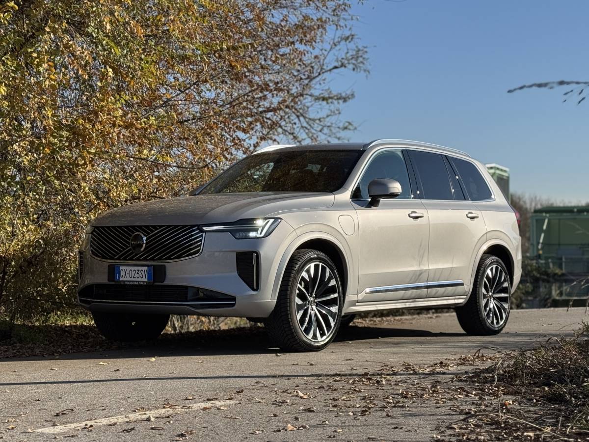 Volvo XC90: lusso, silenzio e potenza in formato maxi SUV Volvo XC90: lusso, silenzio e potenza in formato maxi SUV