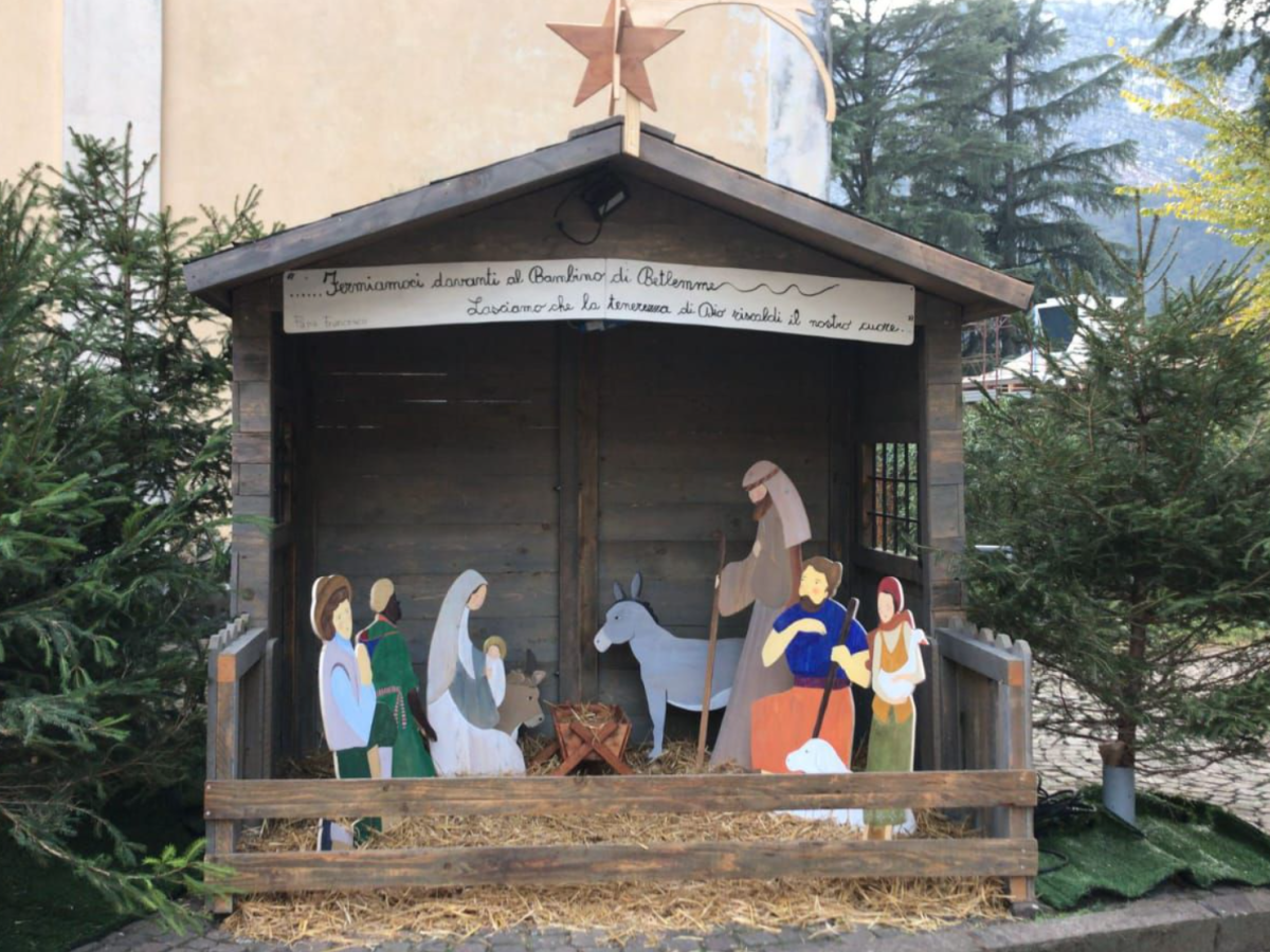 Nuovo attacco al presepe: in Trentino il furto della capanna fa saltare l’allestimento