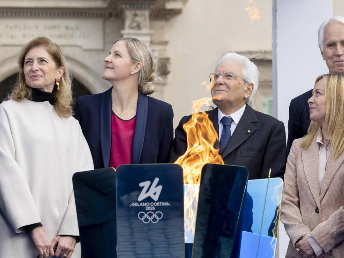 Acceso il braciere dei Giochi di pace Acceso il braciere dei Giochi di pace