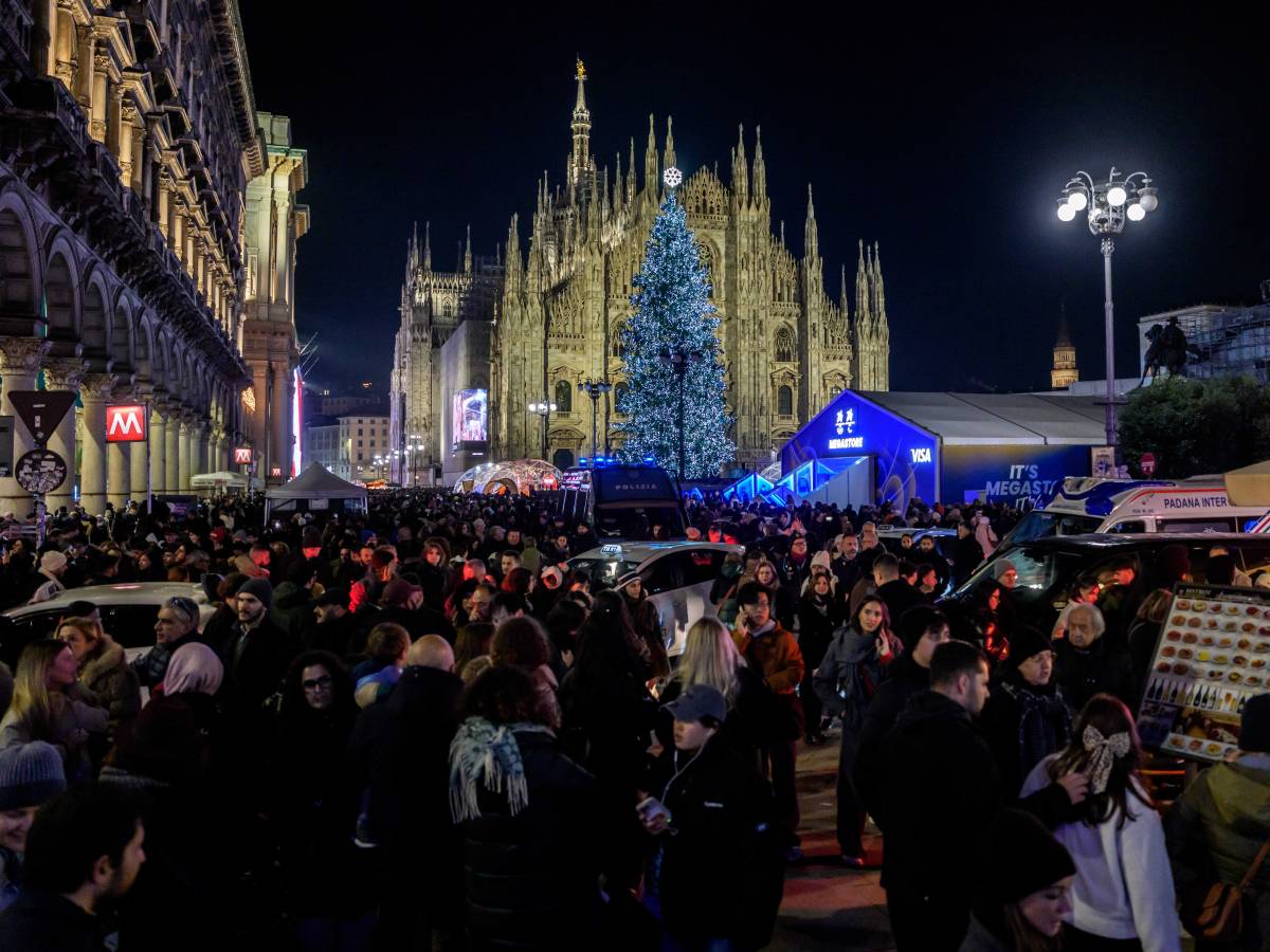 “Mancava l’aria”: caos a Milano per l’accensione dell’albero in Piazza Duomo