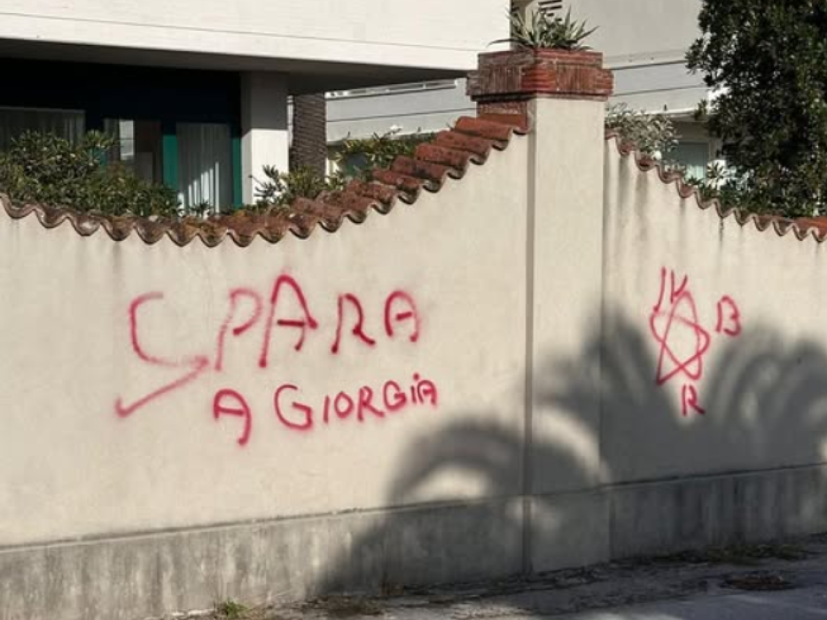 "Spara a Giorgia" e firma delle Br: a Pietrasanta la scritta contro Meloni