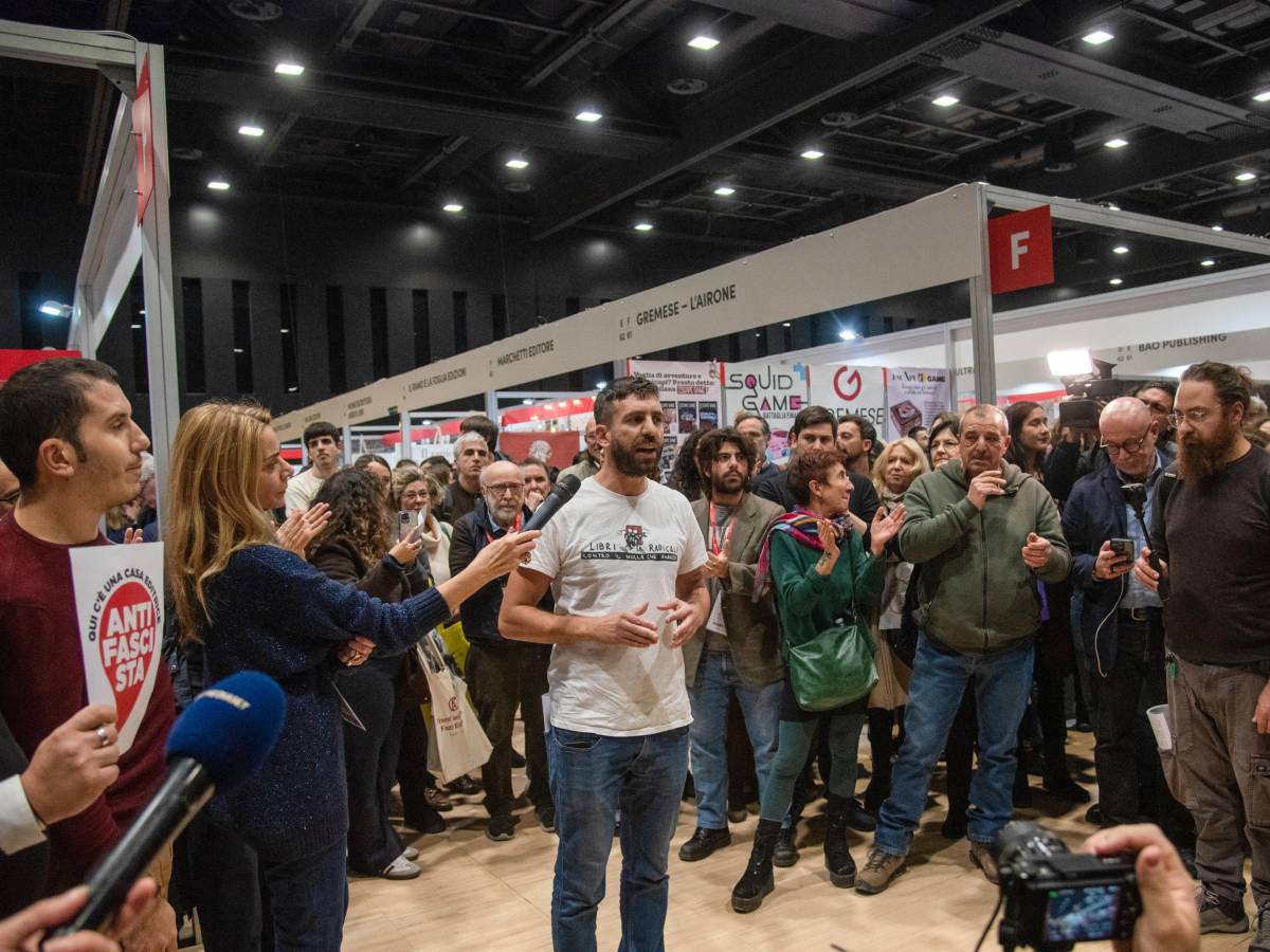 degno emule di ilaria salis gasparri stronca l agitatore della fiera di roma da Ilgiornale.it degno emule di ilaria salis gasparri stronca l agitatore della fiera di roma