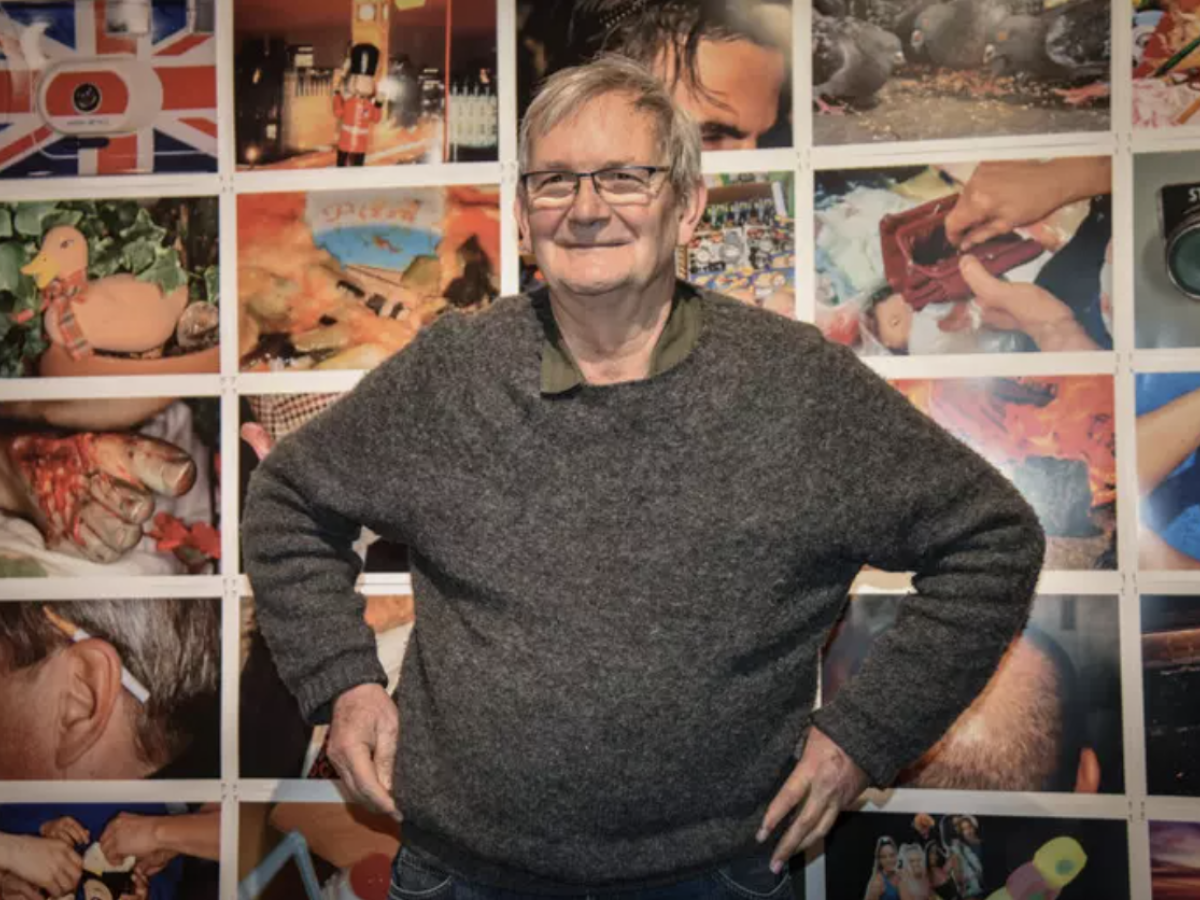 Addio a Martin Parr, il fotografo che ha rivoluzionato il modo di osservare il quotidiano Addio a Martin Parr, il fotografo che ha rivoluzionato il modo di osservare il quotidiano