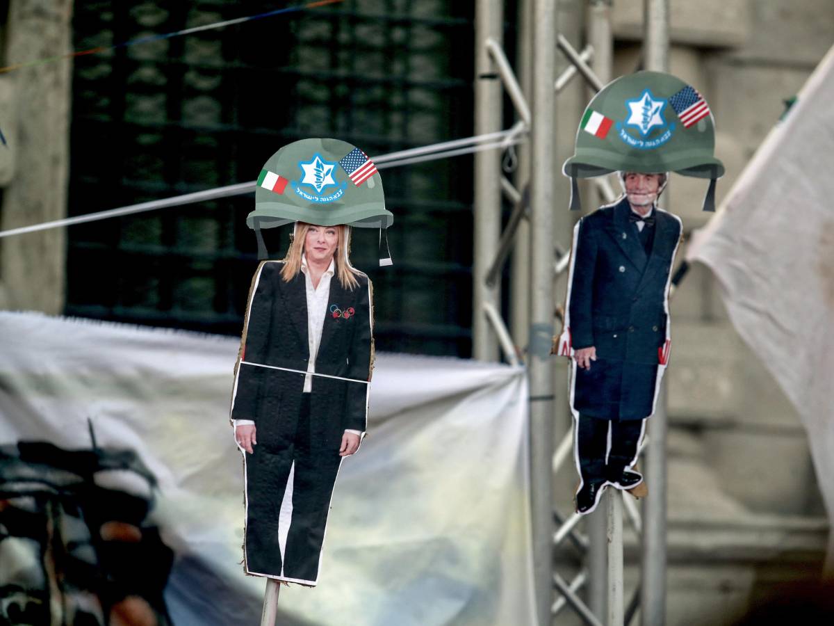 Slogan e preghiera islamica, poi i cori per Ramy: "Carabinieri assassini". L Slogan e preghiera islamica, poi i cori per Ramy: "Carabinieri assassini". L