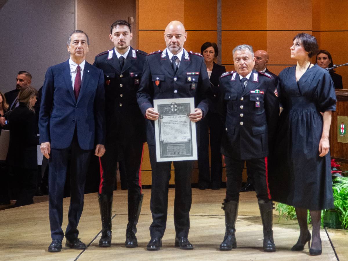 ovazioni per l agente eroe e show contro i carabinieri da Ilgiornale.it ovazioni per l agente eroe e show contro i carabinieri