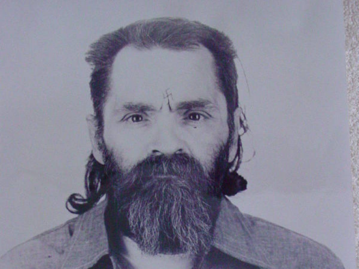 La Family, le droghe, il sangue. La storia criminale di Charles Manson La Family, le droghe, il sangue. La storia criminale di Charles Manson