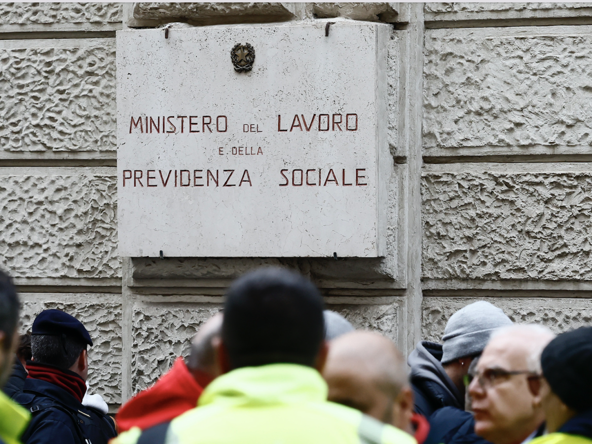 Lavorare in Ministero, al via il concorso 2025/2026: requisiti e come candidarsi Lavorare in Ministero, al via il concorso 2025/2026: requisiti e come candidarsi