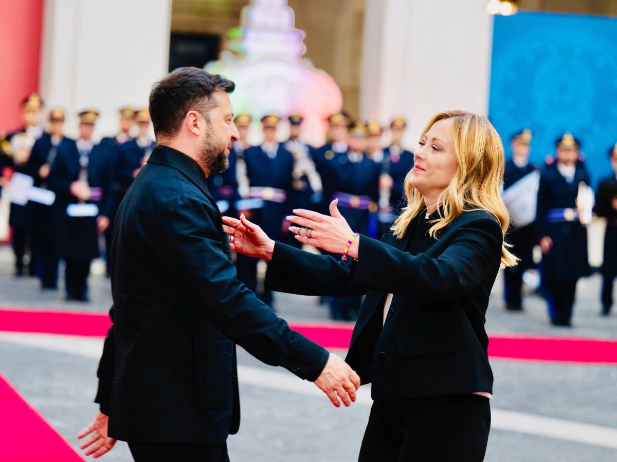 Meloni: "Per la pace serve unità". Zelensky: "Mi fido di Giorgia" Meloni: "Per la pace serve unità". Zelensky: "Mi fido di Giorgia"