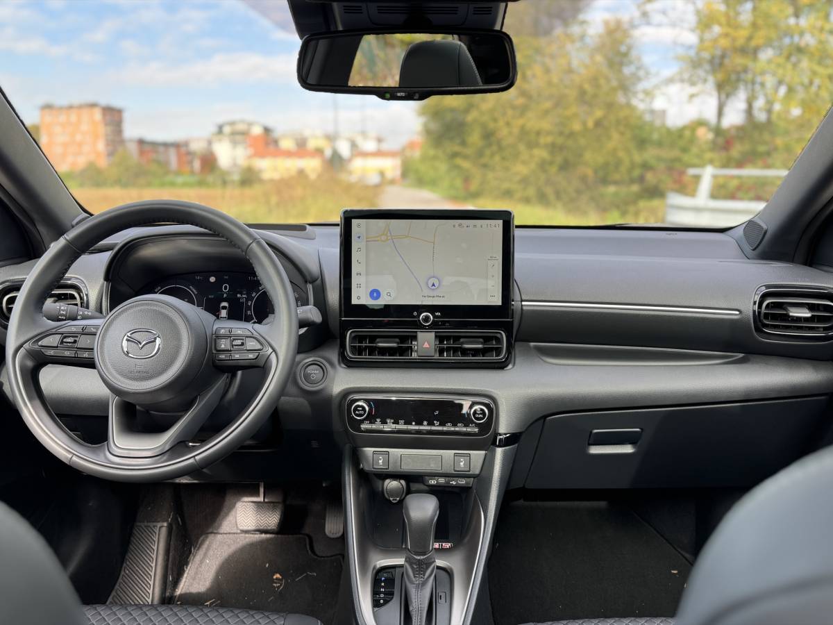 Mazda2 Hybrid 2025: mira la galería del súper eficiente auto urbano japonés 18