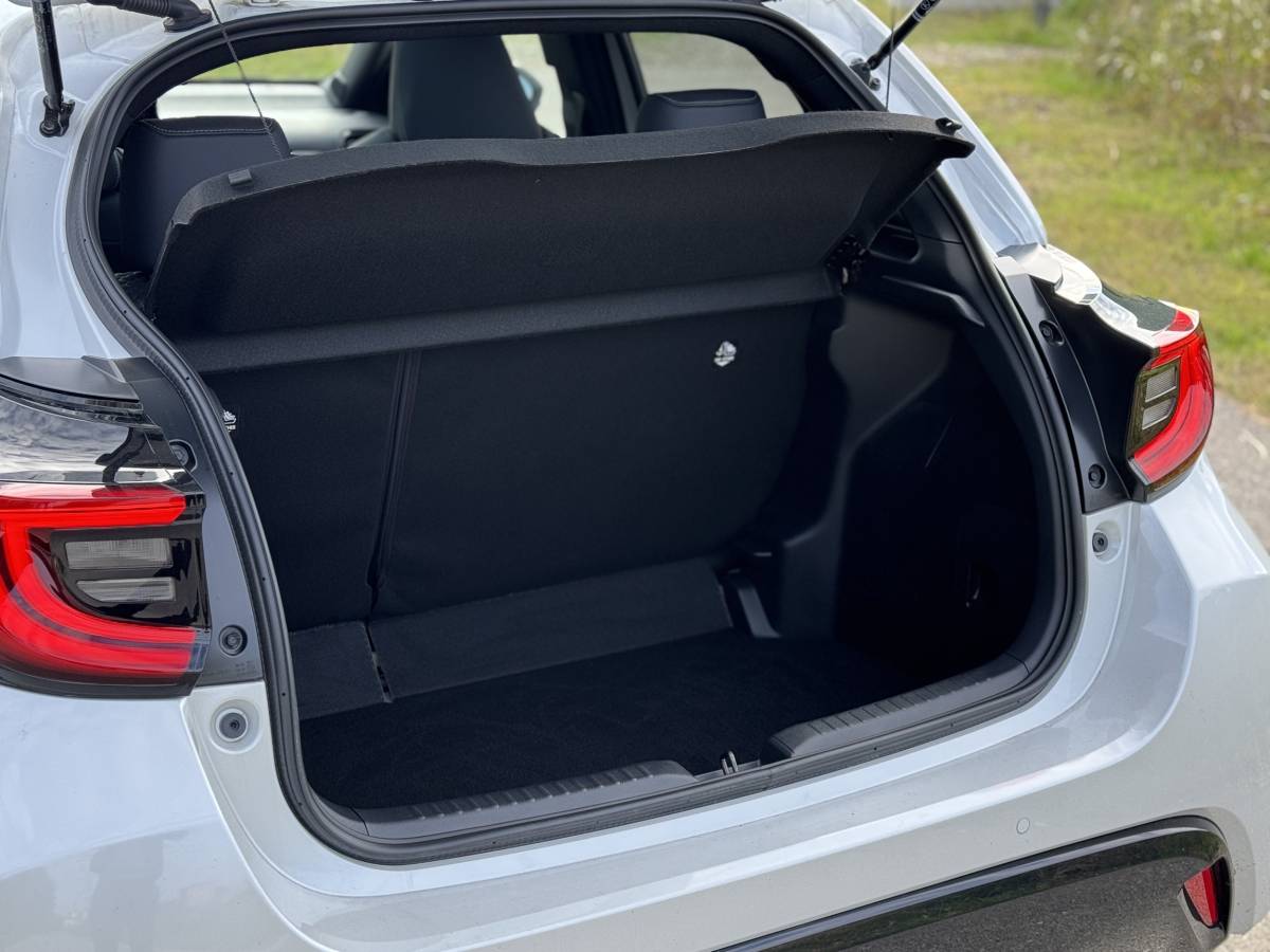 Mazda2 Hybrid 2025: mira la galería del súper eficiente auto urbano japonés 9