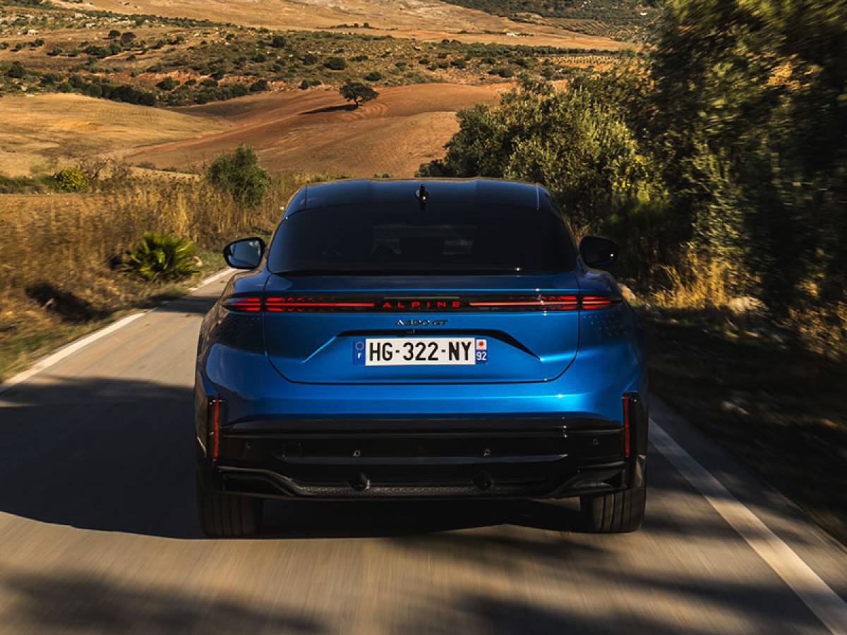 Nuova Alpine A390, la fastback sportiva elettrica che fa sul serio