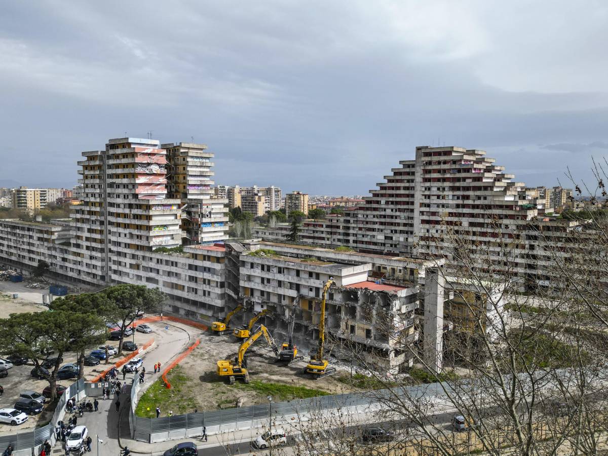 scampia gli assegnano una casa popolare e ne fa un nuovo appartamento abusivo da Ilgiornale.it scampia gli assegnano una casa popolare e ne fa un nuovo appartamento abusivo