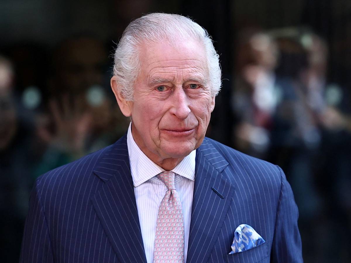 Le folli tradizioni natalizie della Royal Family: nessuno a letto prima di Carlo e lo strano trono come regalo Le folli tradizioni natalizie della Royal Family: nessuno a letto prima di Carlo e lo strano trono come regalo