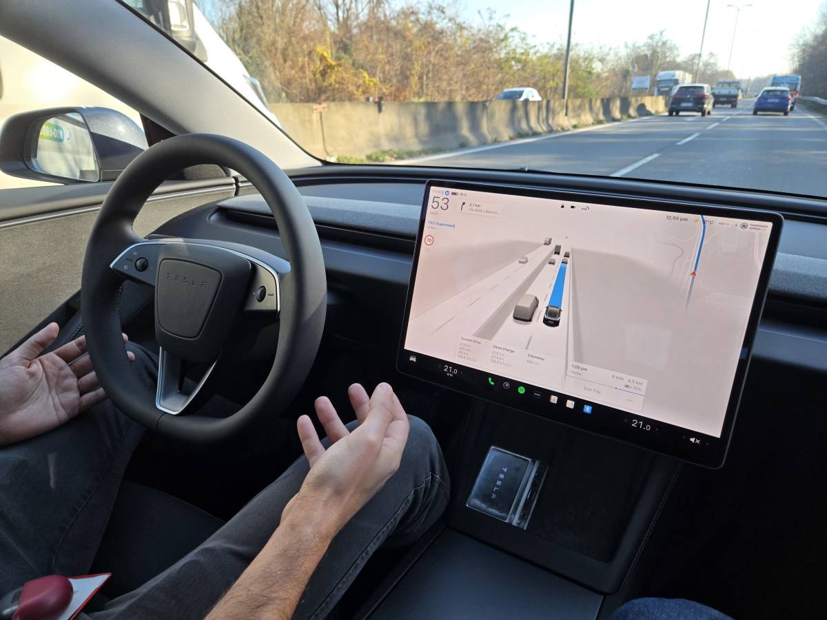 Guida da sola e sfida il traffico di Milano: abbiamo provato la Tesla "autonoma" Guida da sola e sfida il traffico di Milano: abbiamo provato la Tesla "autonoma"