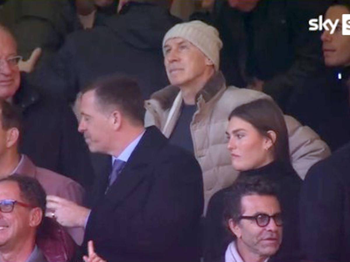 Franco Baresi torna a San Siro dopo la malattia: lungo applauso dei tifosi