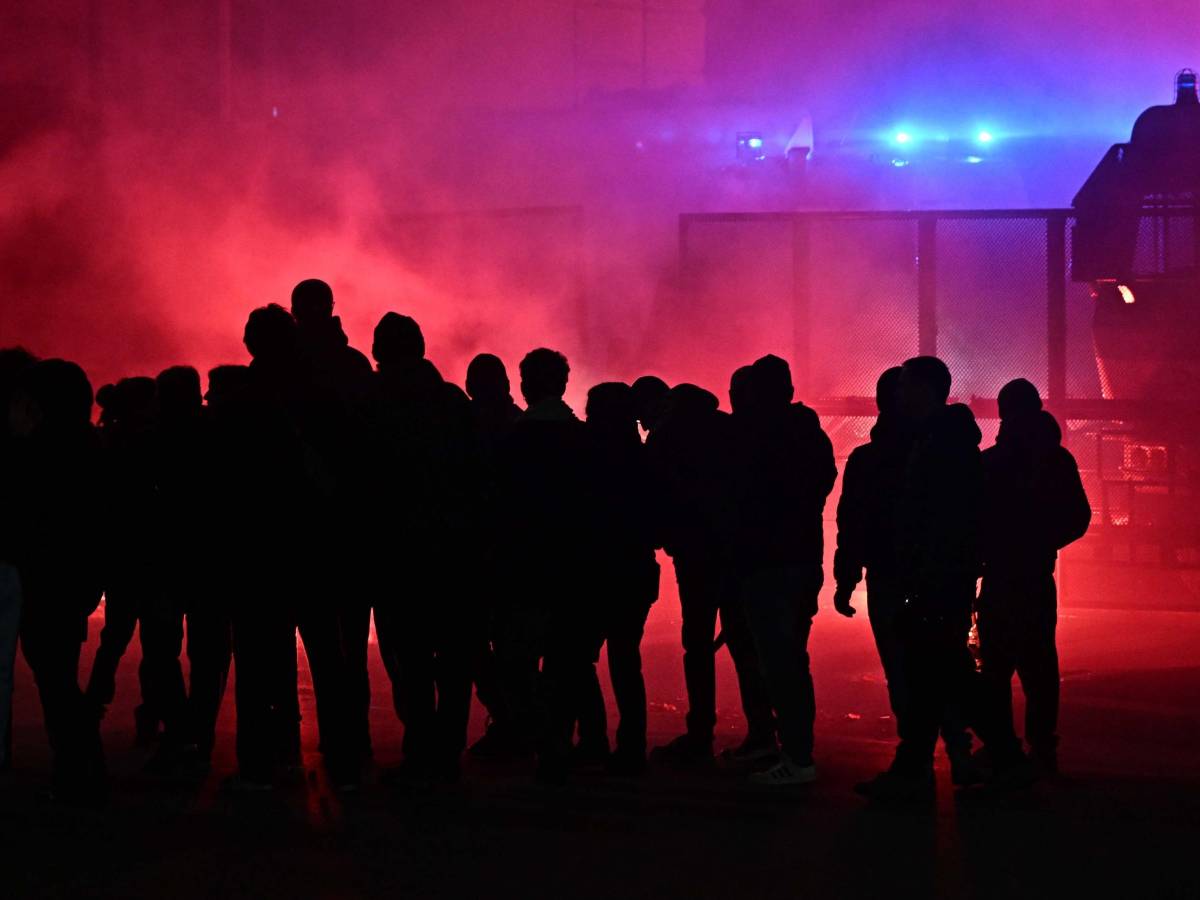 Scontri tra ultras prima di Genoa Inter, auto in fiamme Scontri tra ultras prima di Genoa Inter, auto in fiamme