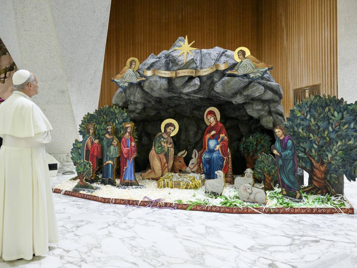 il papa benedice il presepe pro life lungo cinque metri da Ilgiornale.it il papa benedice il presepe pro life lungo cinque metri