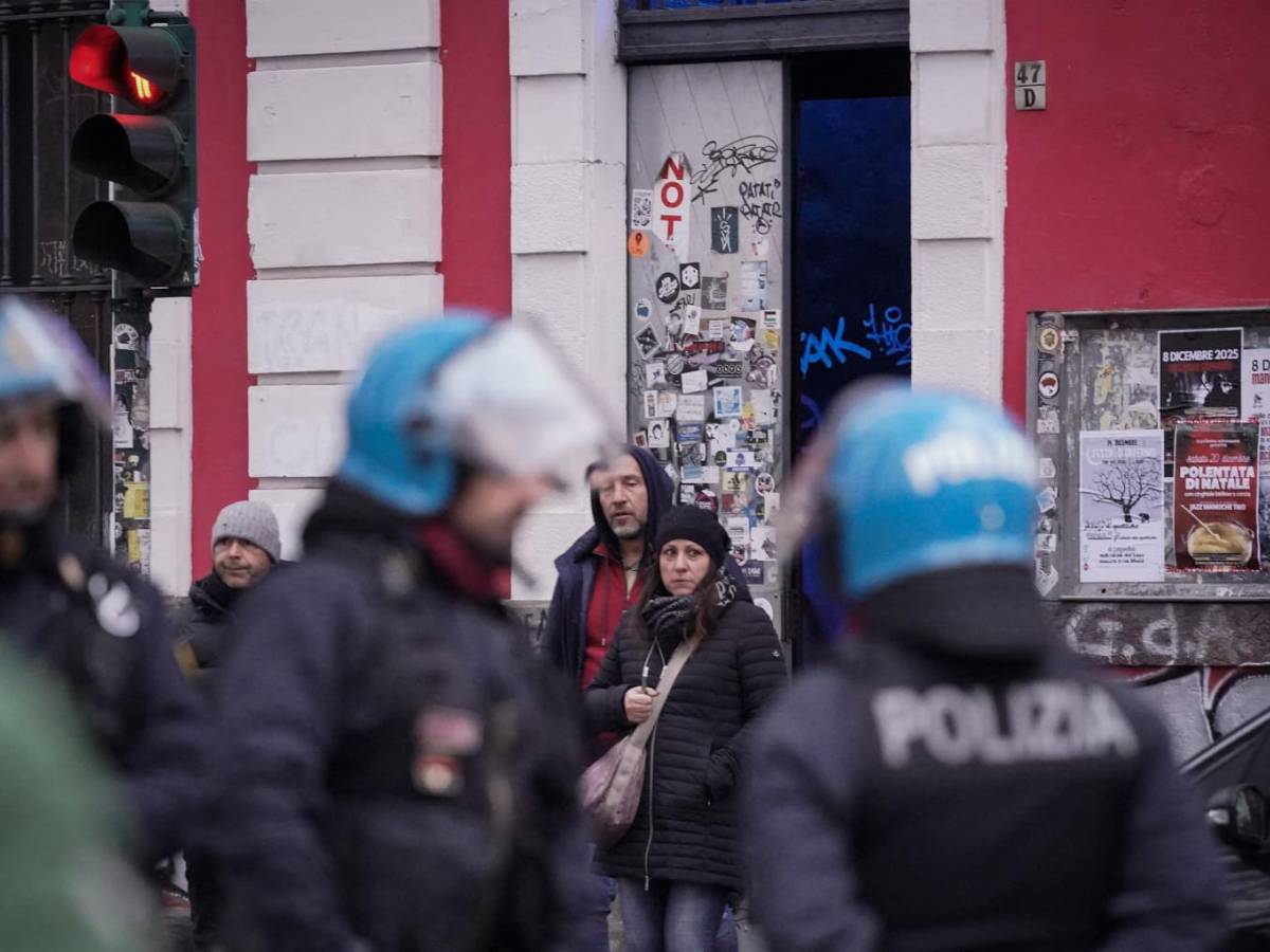 esultano i poliziotti lo stato 232 passato all azione da Ilgiornale.it esultano i poliziotti lo stato 232 passato all azione