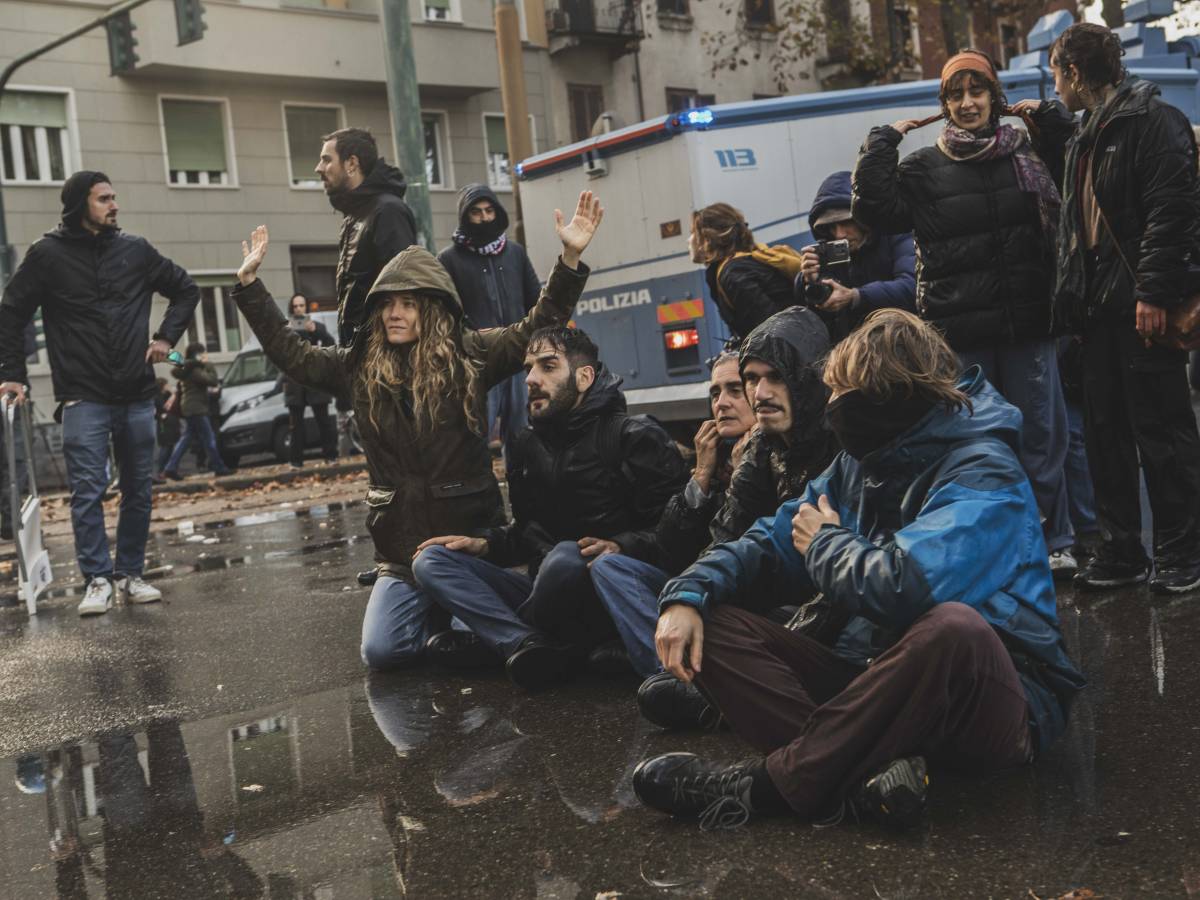 Pugno duro sul centro sociale: 300 agenti sfrattano i violenti