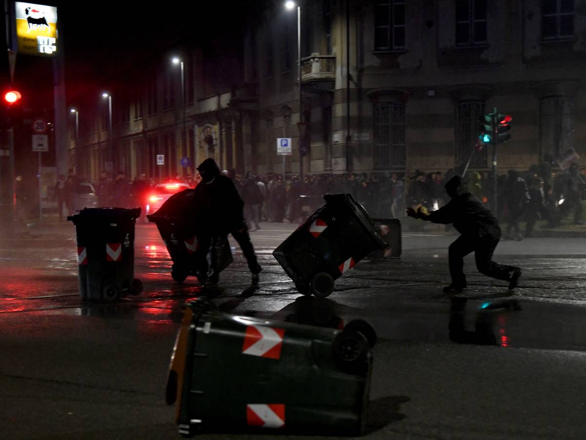Gli antagonisti in strada: al corteo 10 agenti feriti