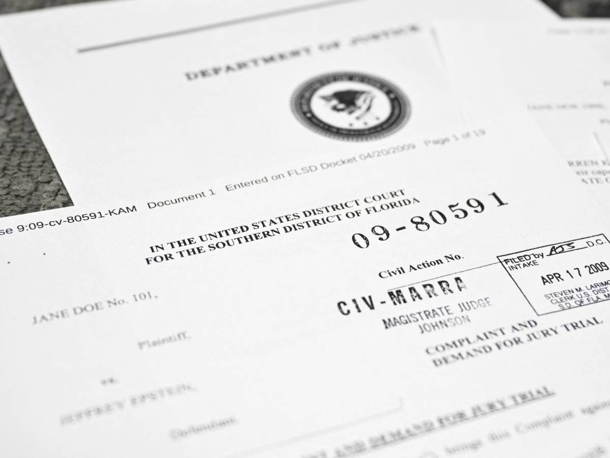 usa pubblicati i file di epstein migliaia di foto c 232 pure clinton in piscina trovati i nomi di 1200 vittime da Ilgiornale.it usa pubblicati i file di epstein migliaia di foto c 232 pure clinton in piscina trovati i nomi di 1200 vittime