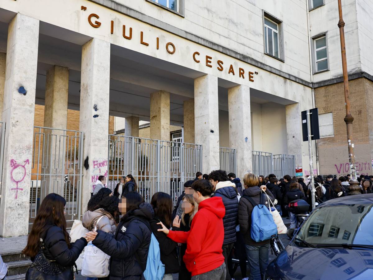 cinque in condotta e gite annullate linea dura al liceo giulio cesare dopo la nuova lista degli stupri da Ilgiornale.it cinque in condotta e gite annullate linea dura al liceo giulio cesare dopo la nuova lista degli stupri
